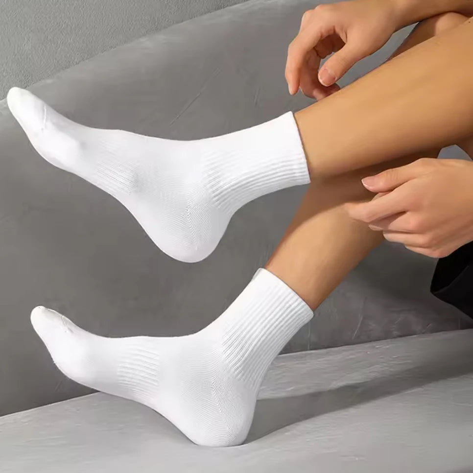 20Pairs Men's Pure Cotton High Socks Classic Black/White Breathable Sweat-Absorbent Warm Elastic Sports Crew Socks
